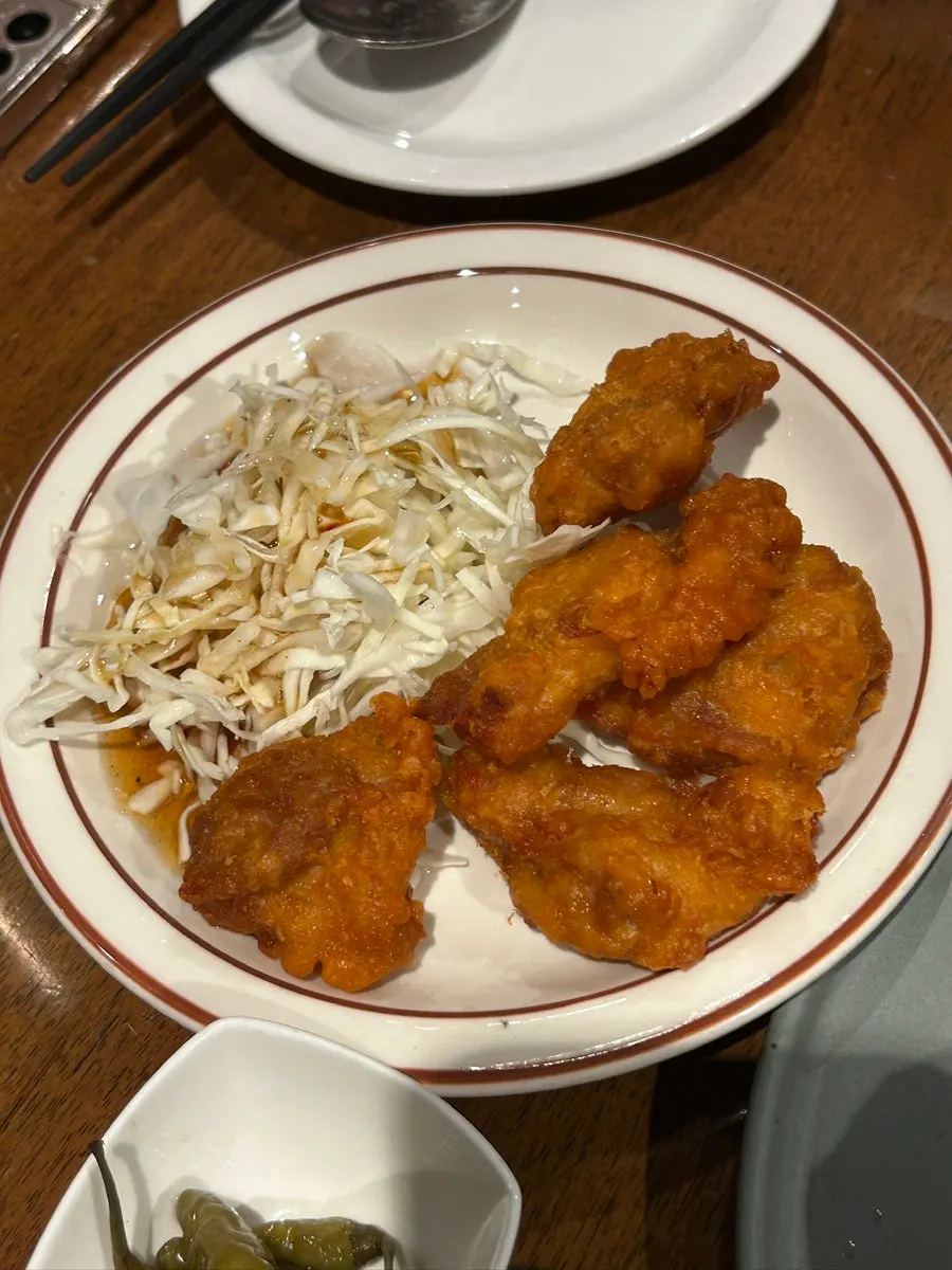 갓 튀긴 가라아게 접시
