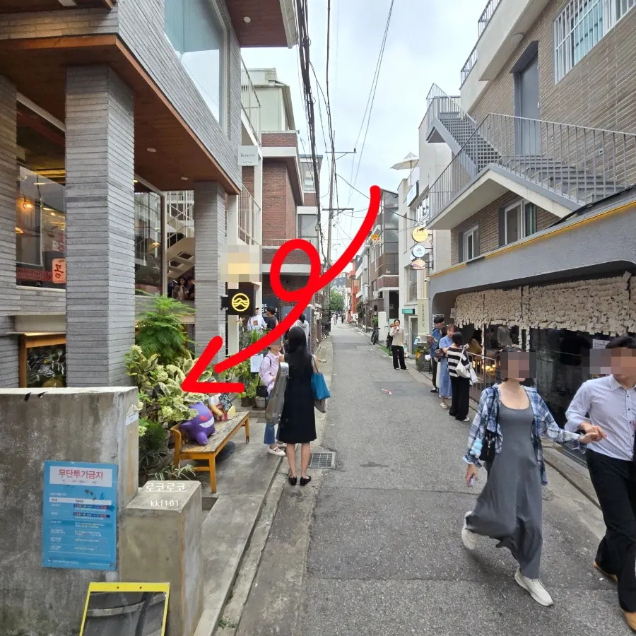 Alley near the gold exchange sign