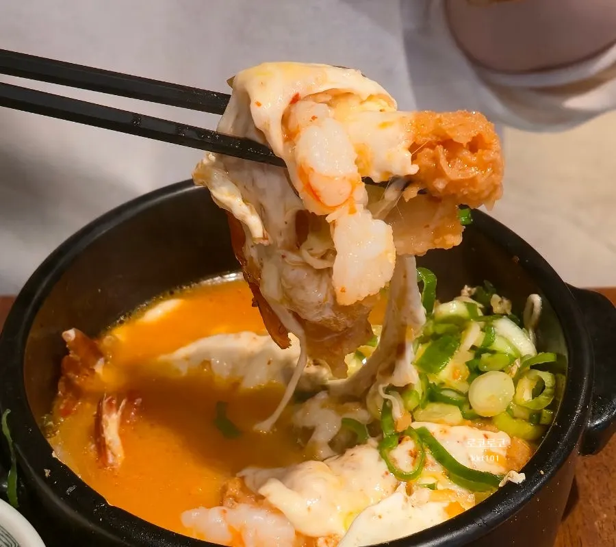Mozzarella kimchi cheese nabe