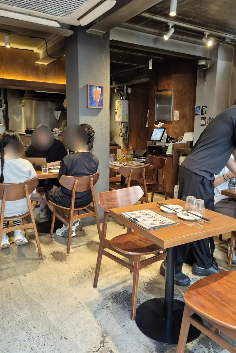 Padong dining space for a date