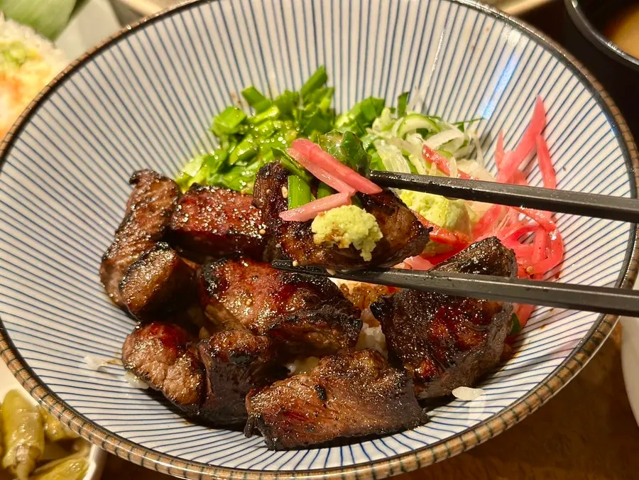 Steak rice bowl with sweet-and-salty sauce
