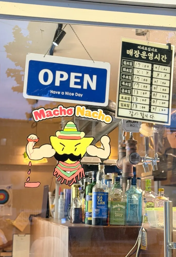 마초나초 입구의 캐릭터 간판과 외부 메뉴판