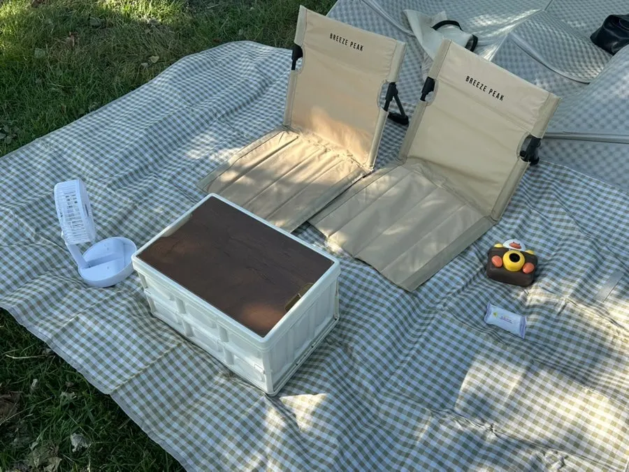 Supplies prepared for a Hangang Park picnic
