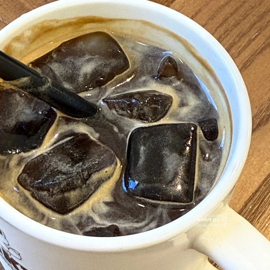 Iced americano filled to the brim of the cup