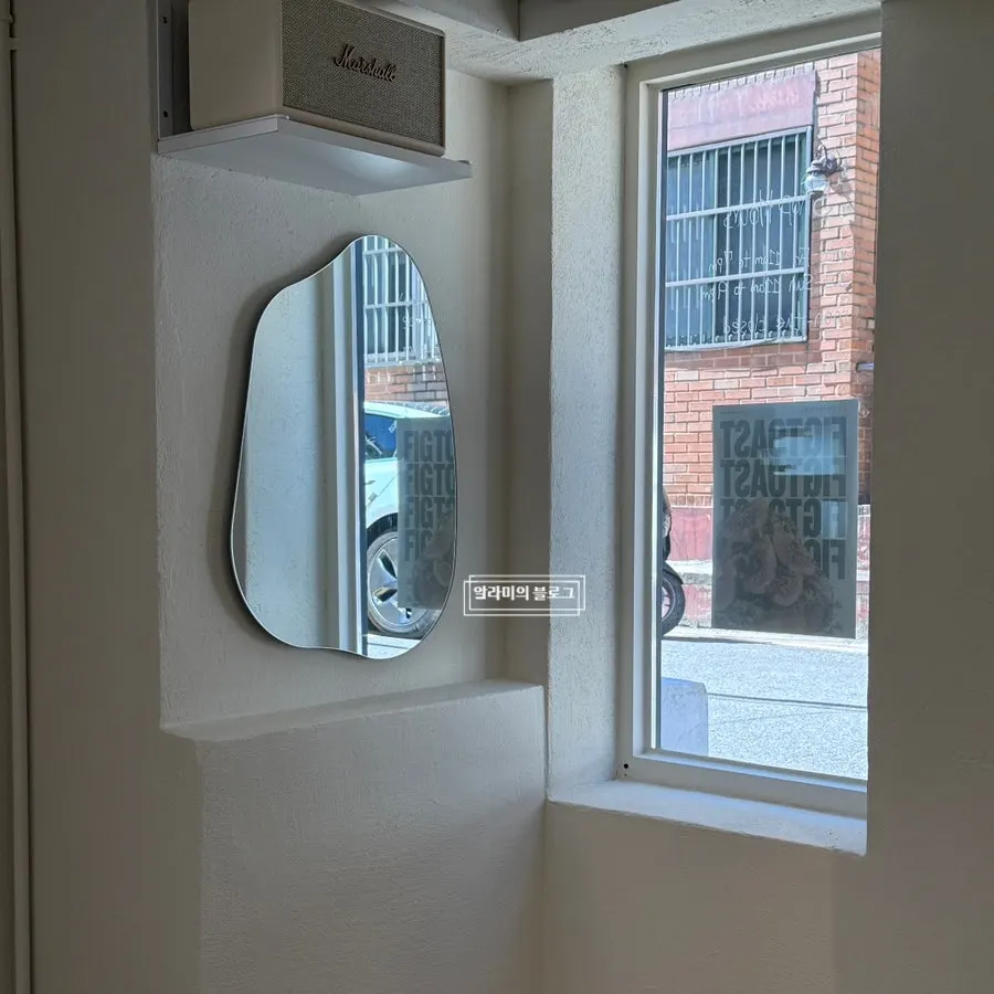 Photo-spot corner with a small mirror on the wall