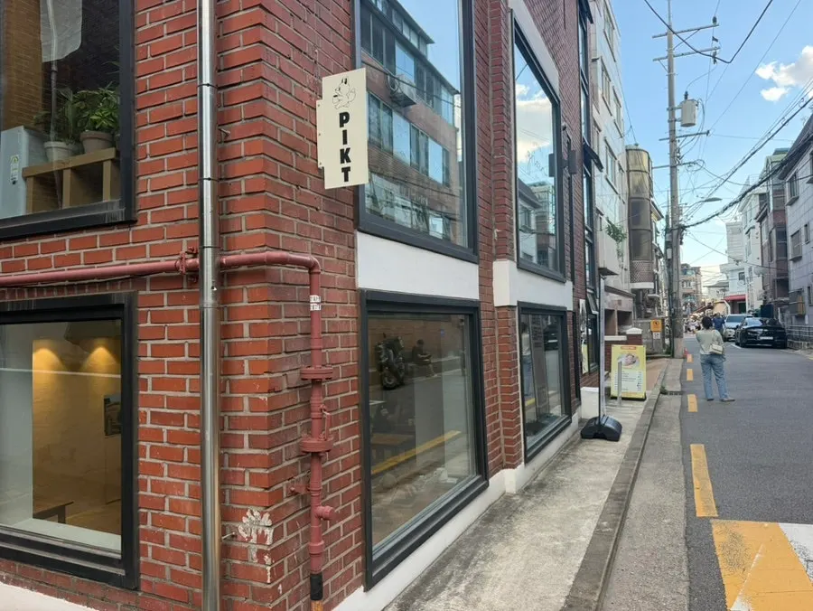 벽돌집 반지하 카페 외부