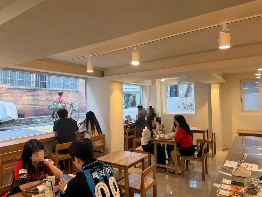 일반 테이블과 바 테이블 실내