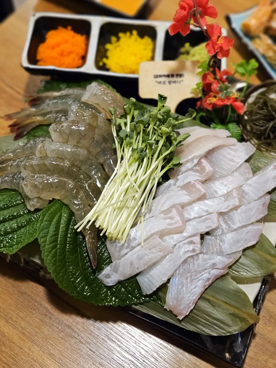 매콤한 소스와 콩나물을 올린 생선 요리