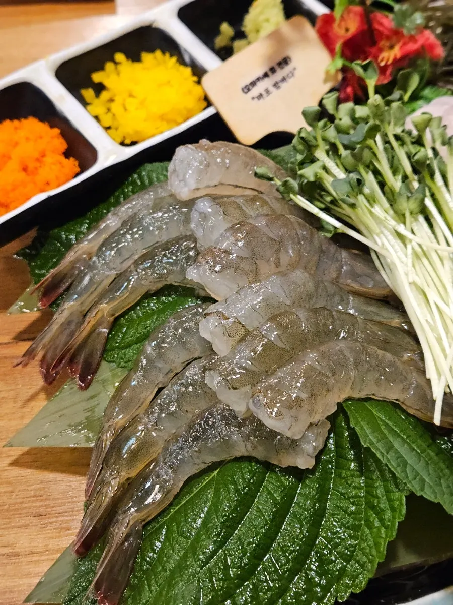 통통한 제철 생새우회 접시