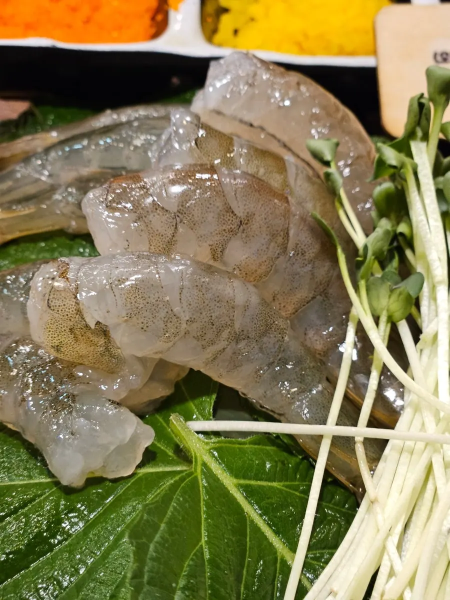 간장과 날치알을 곁들인 생새우회 한 점