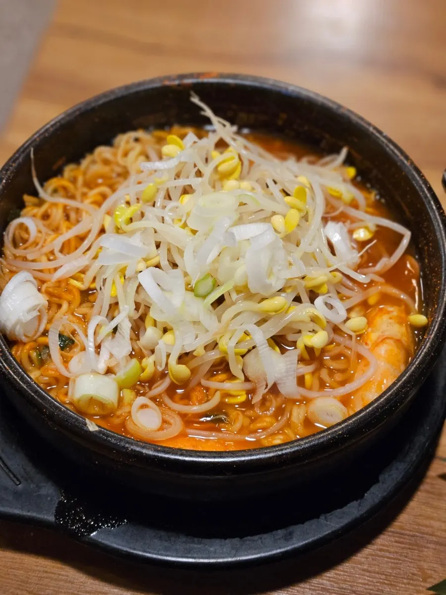 회와 함께 나온 칼칼한 국물
