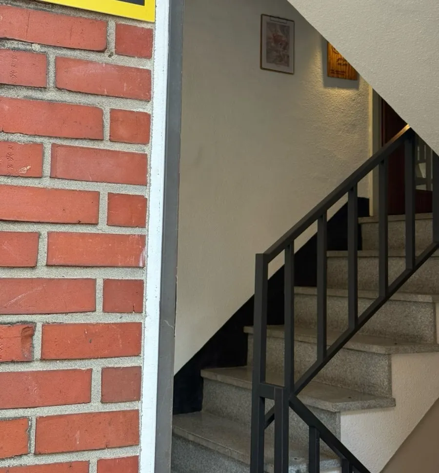 Photo spot in front of the café