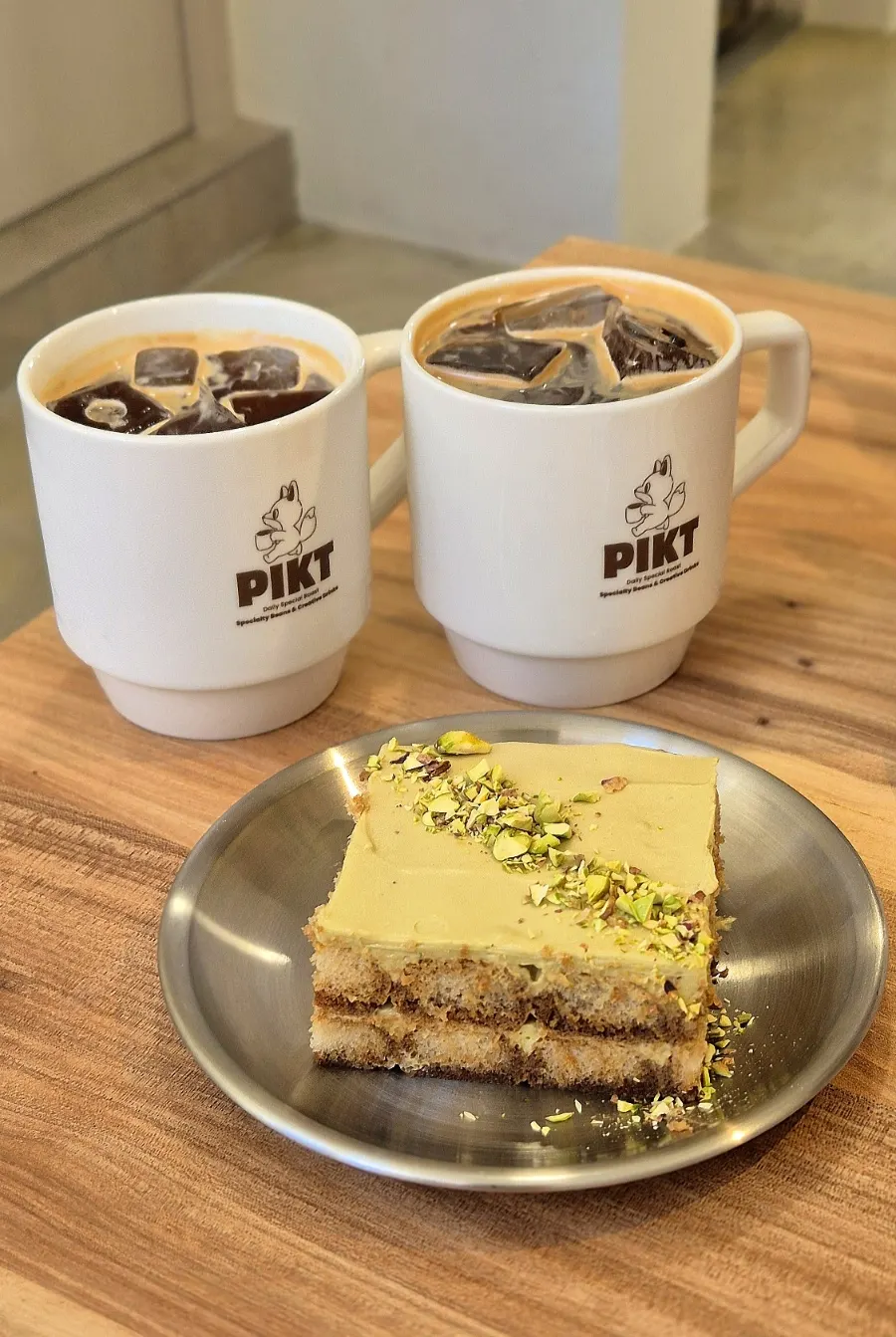 Order of Americano and pistachio tiramisu