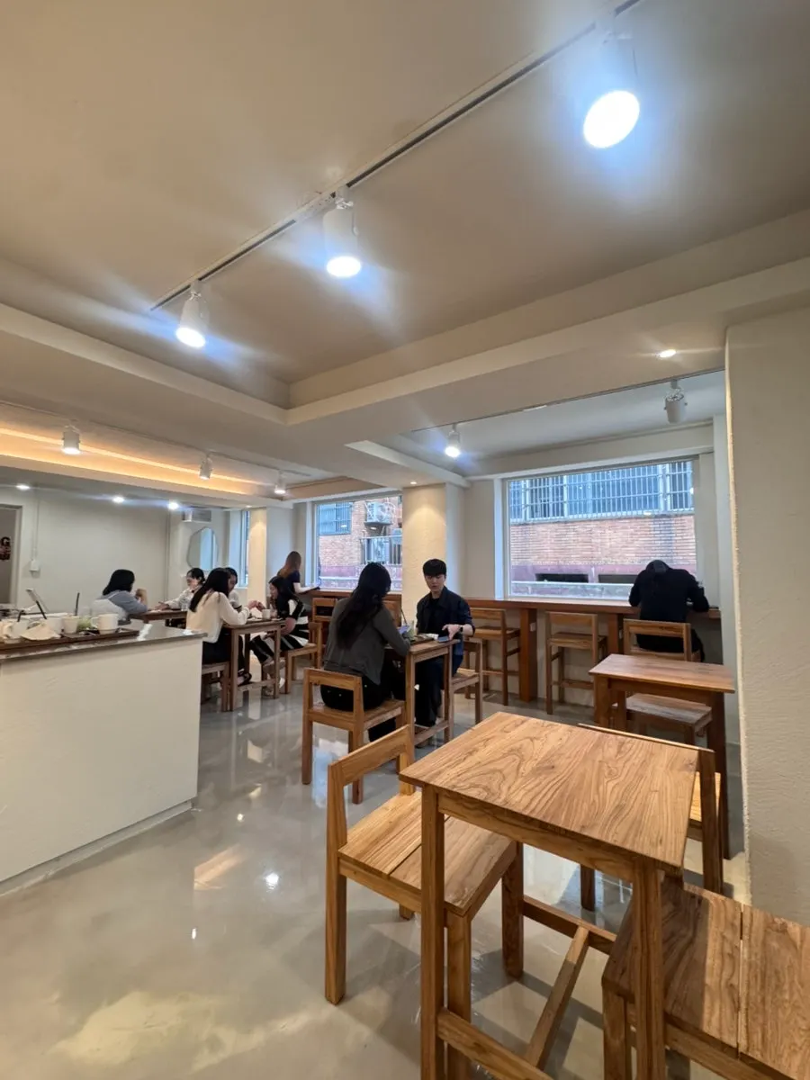 커피 제조 공간과 기계