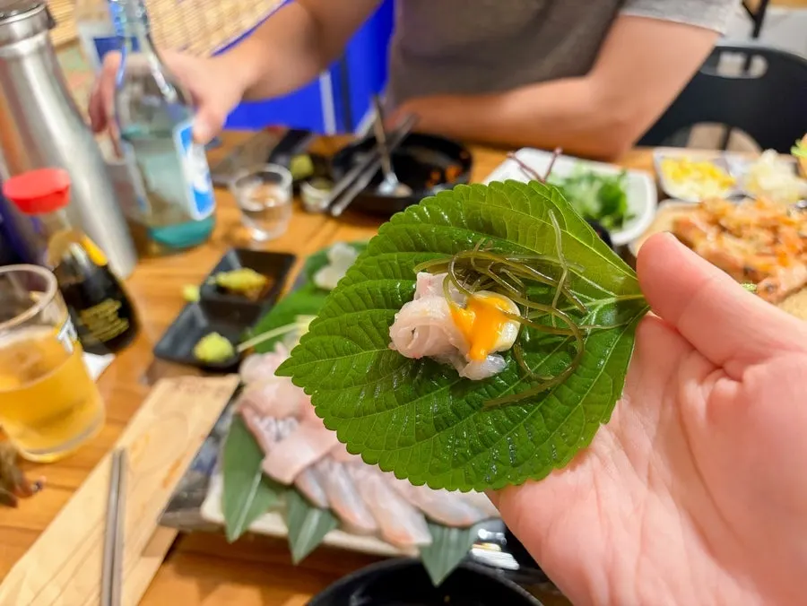 깻잎에 해초와 대광어를 올린 쌈