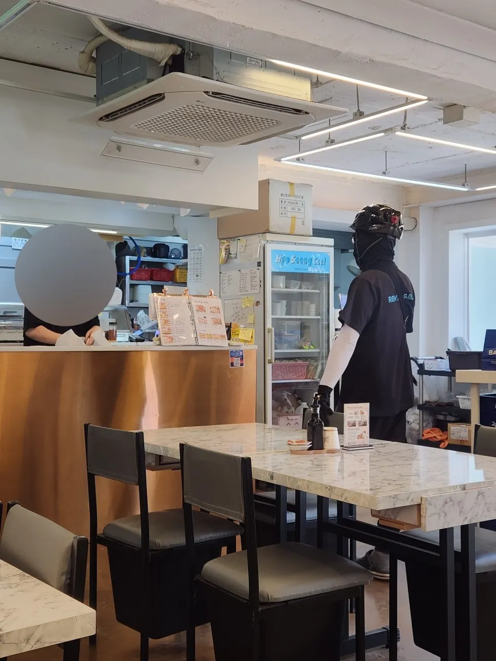 4인 테이블 위주의 벚꽃스시 홀