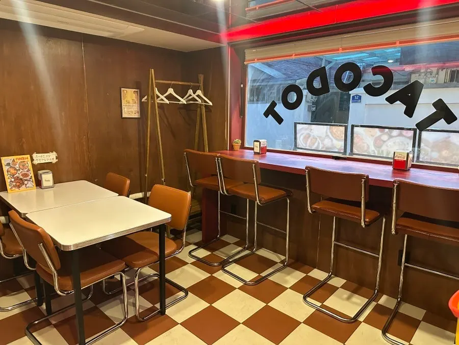 Taco Dot's tables and decorative details