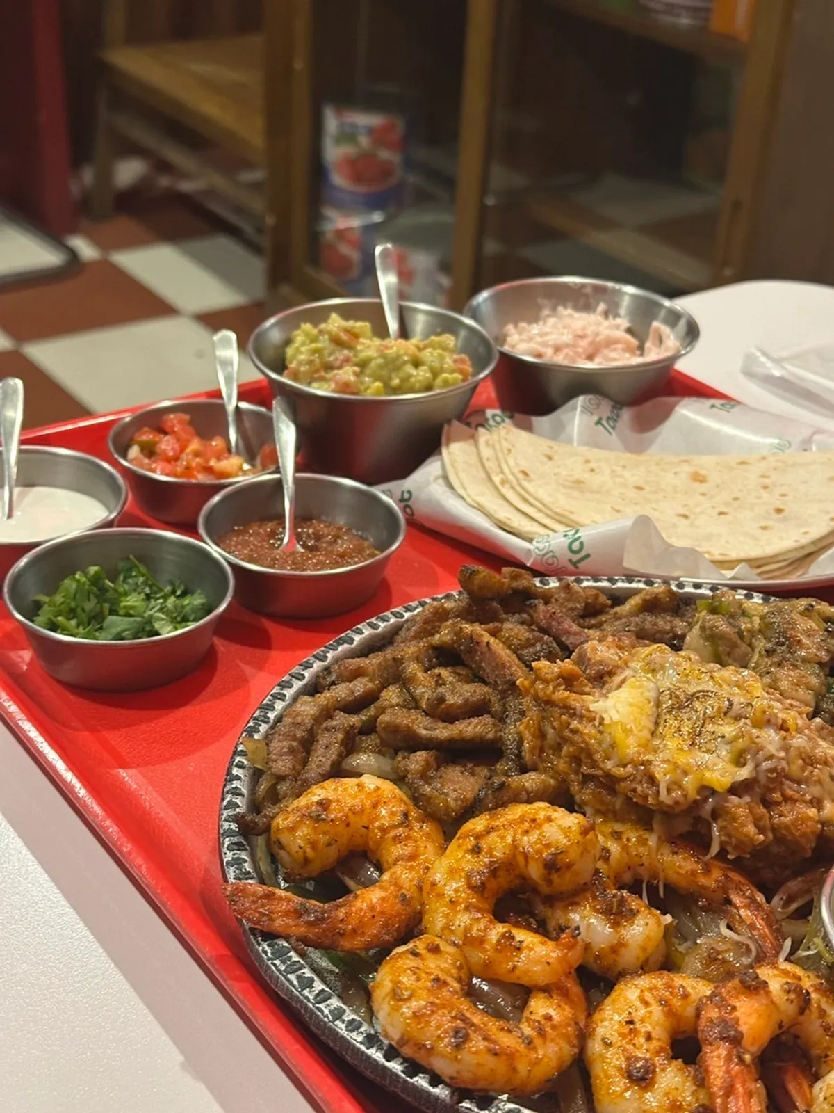 Fajita platter served with tortillas