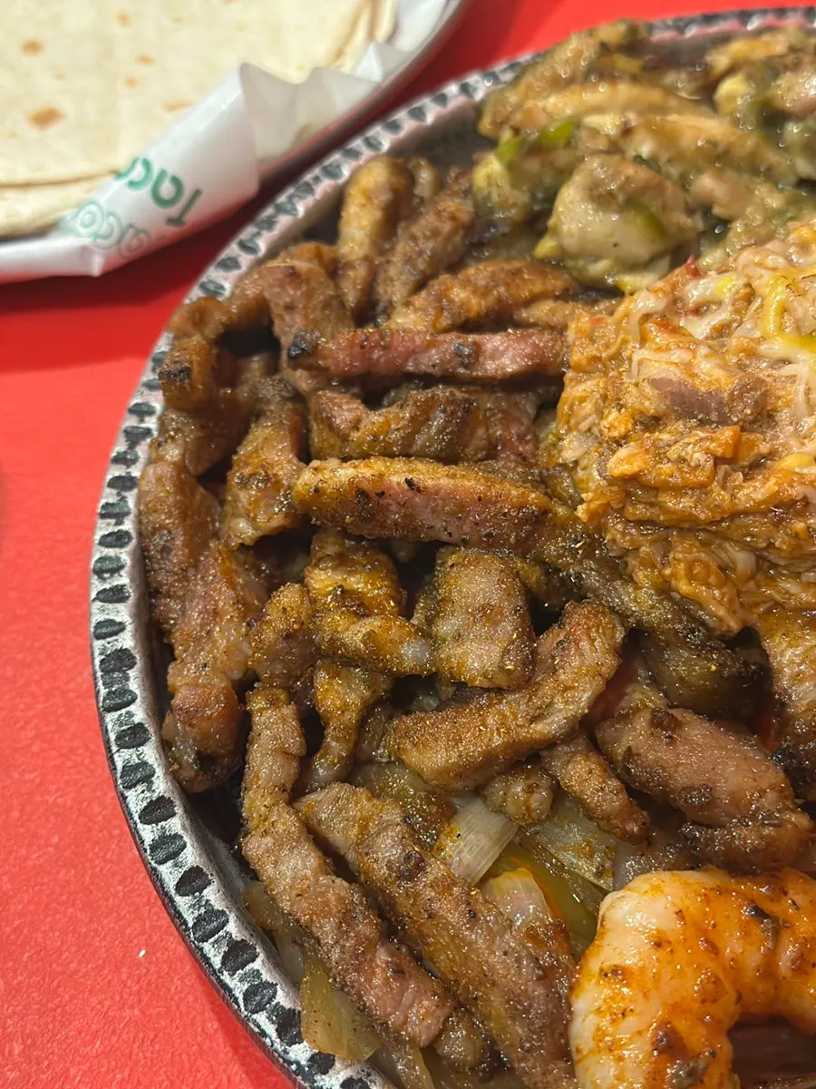 Fajita wrapped with guacamole on top