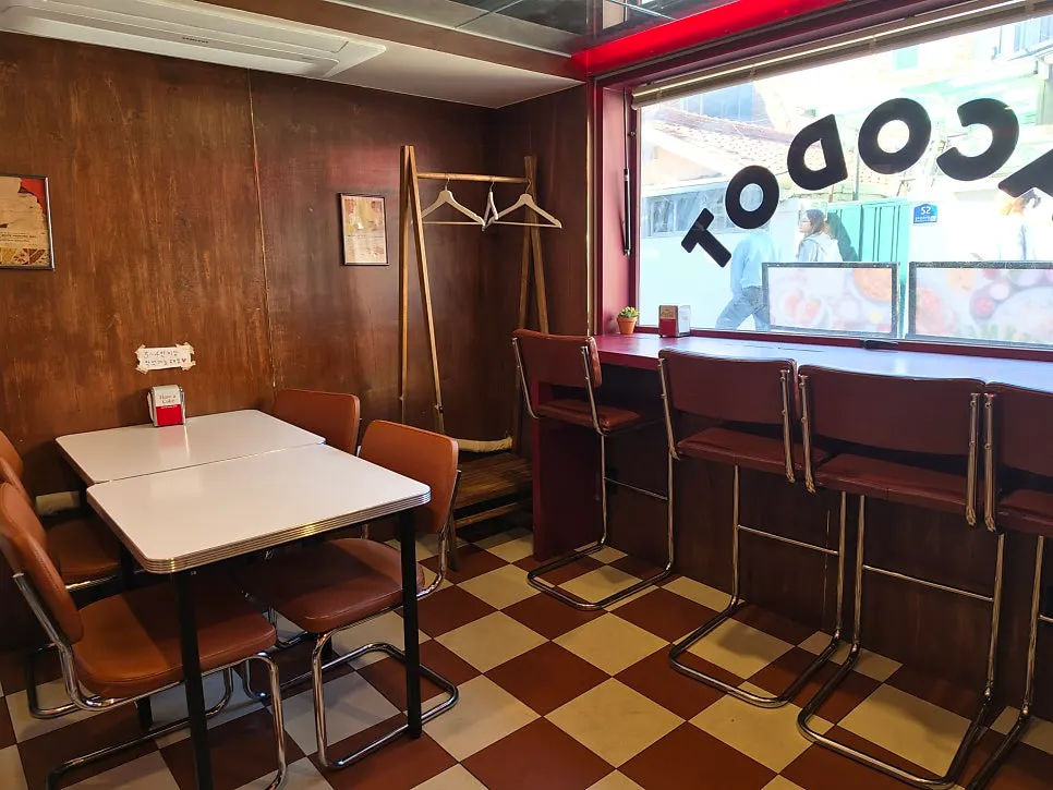 Cute and clean interior of Taco Dot