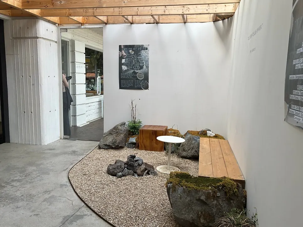 Window seating open toward the terrace