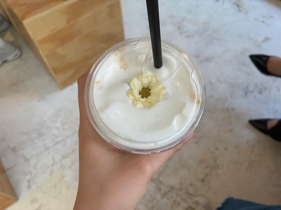 Jasmine milk tea topped with milk foam and a flower