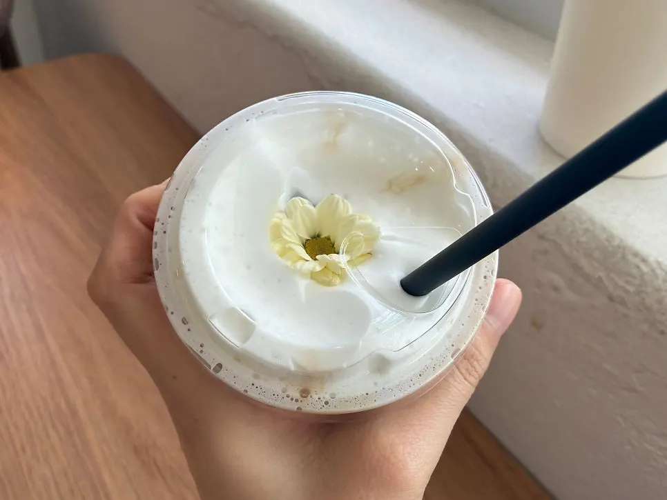 Filter coffee and milk tea together on the table