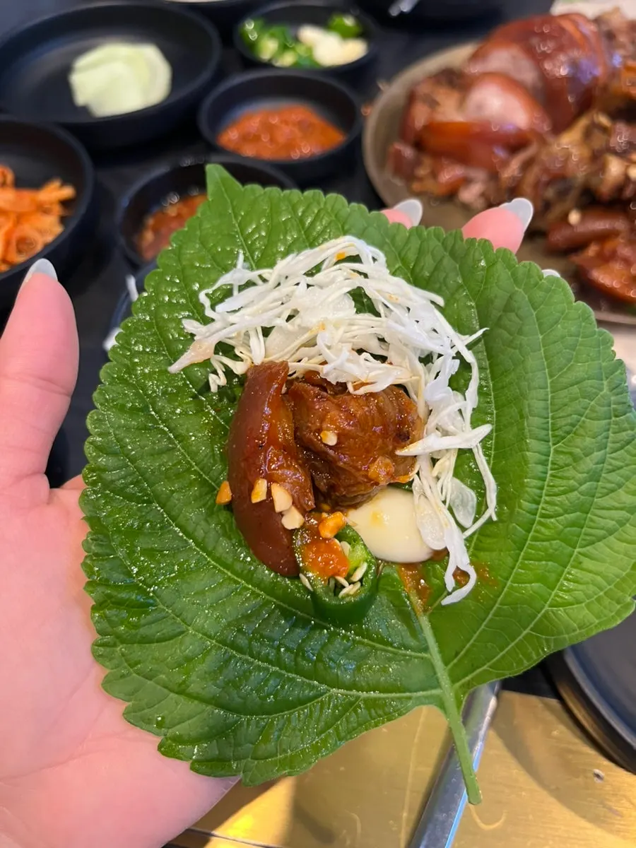 마늘소스 양배추를 올린 족발 한 쌈