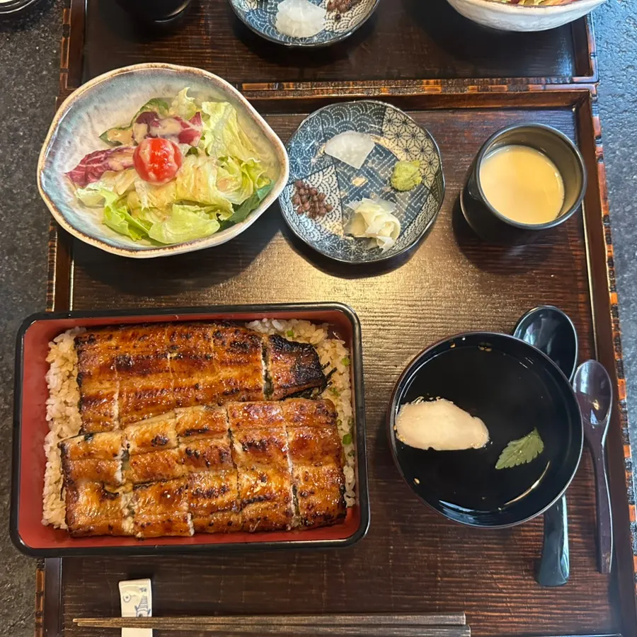윤기 나는 양념을 두른 숯불 장어
