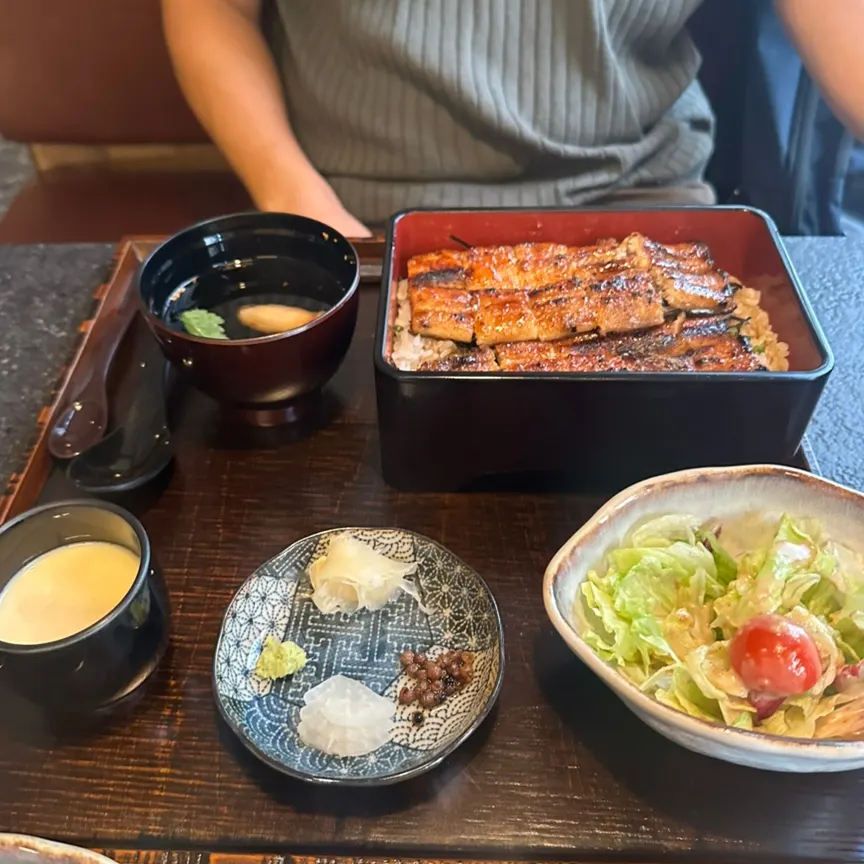 한 마리로 주문한 장어덮밥 한 그릇