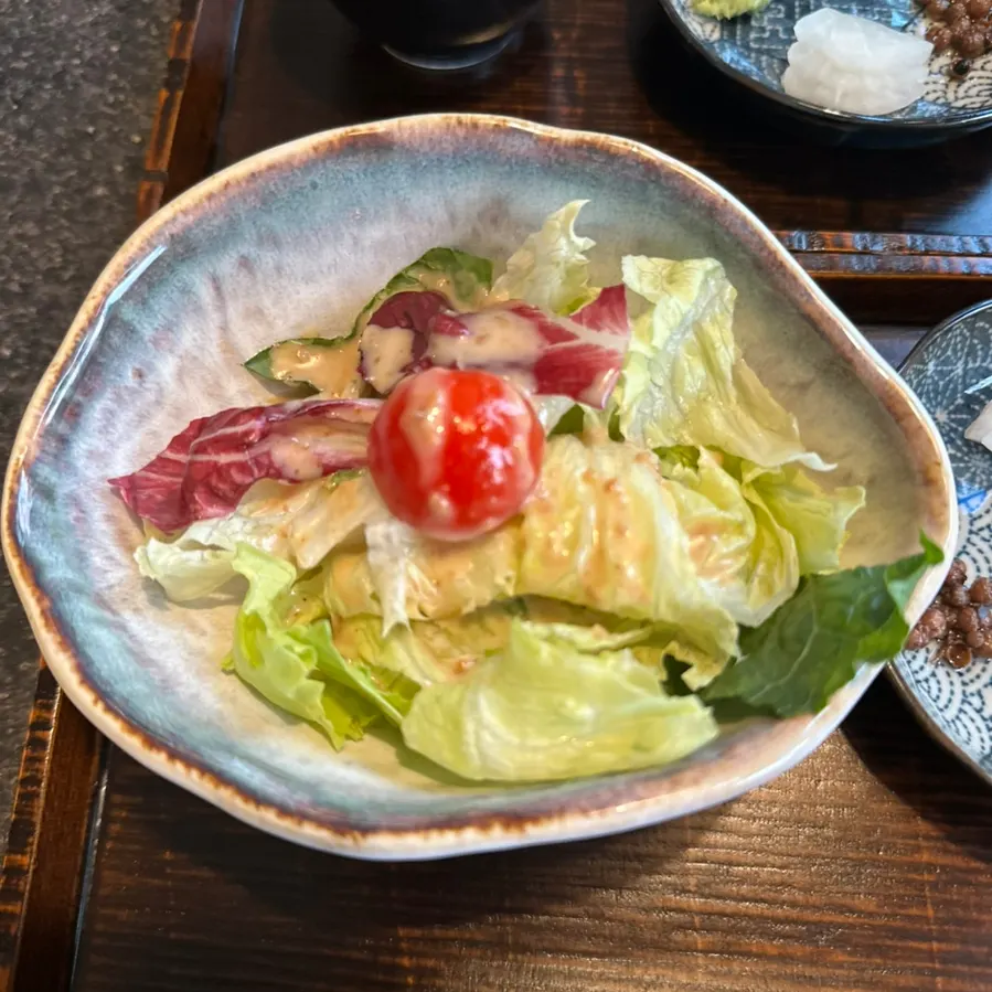 장어와 함께 차려진 반찬 한 상