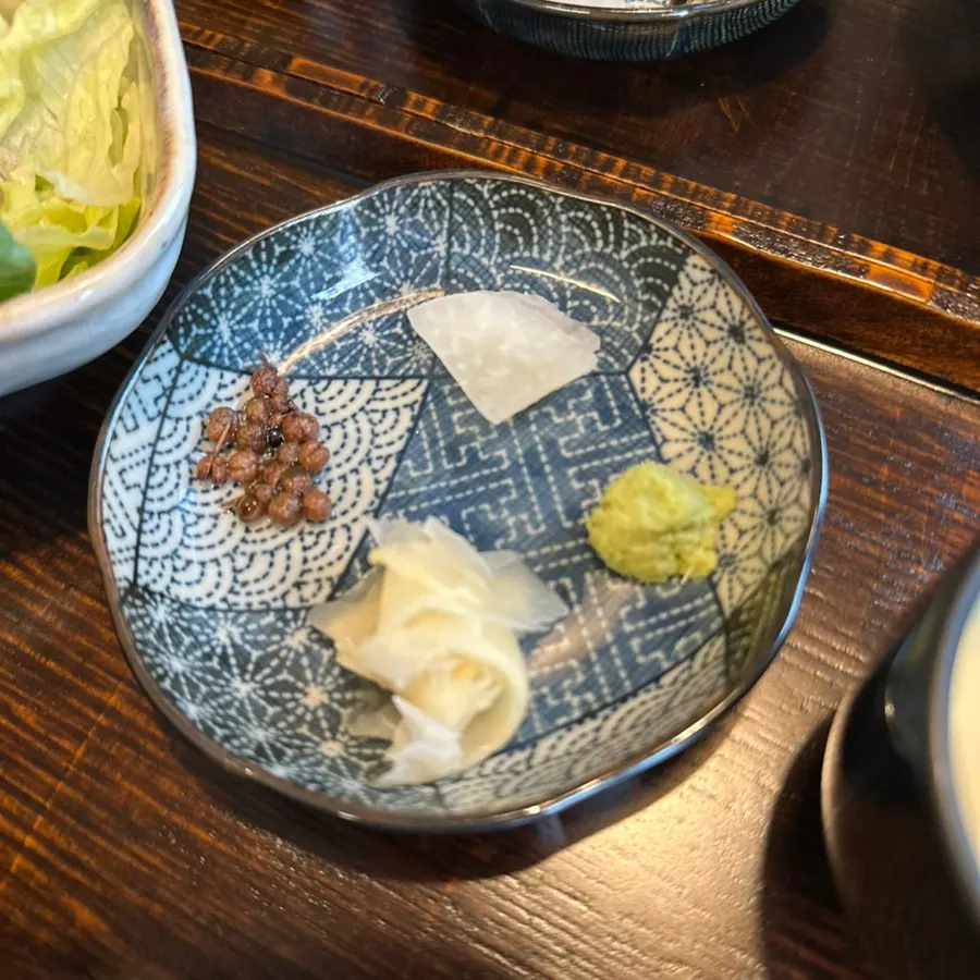 와사비와 절인 산초, 단무지, 절인 생강 곁들임