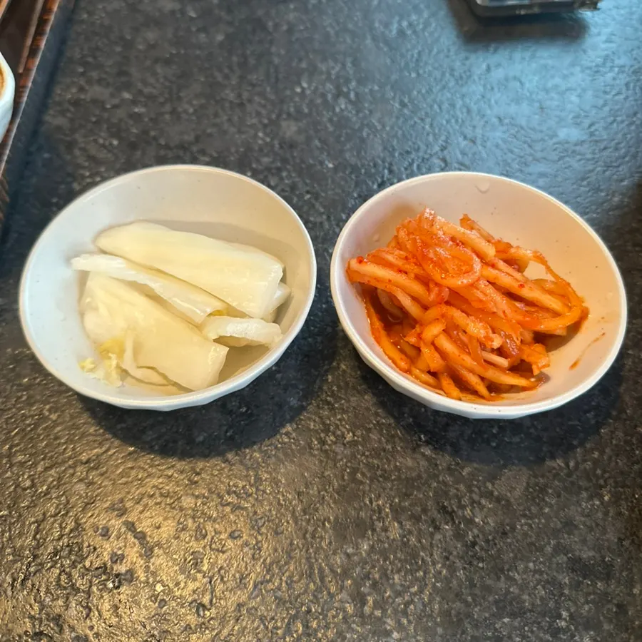 추가로 나온 백김치와 무생채
