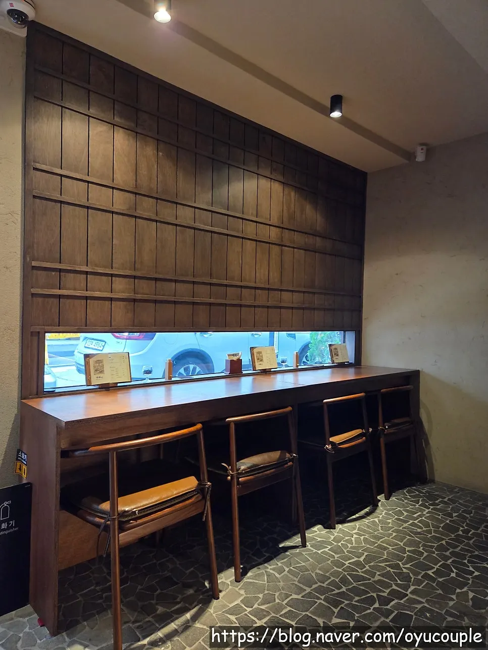 Counter seating for solo diners at Manmok