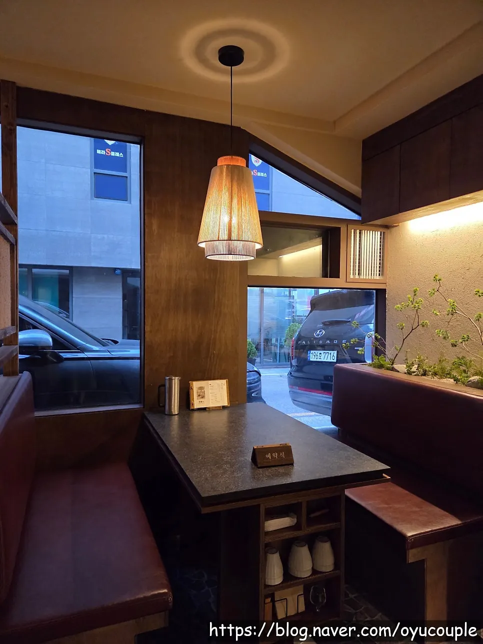 Group dinner seating at Manmok