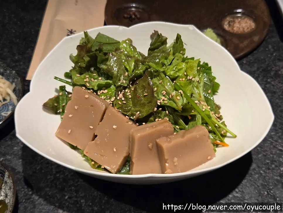 Basic side dishes served at Manmok