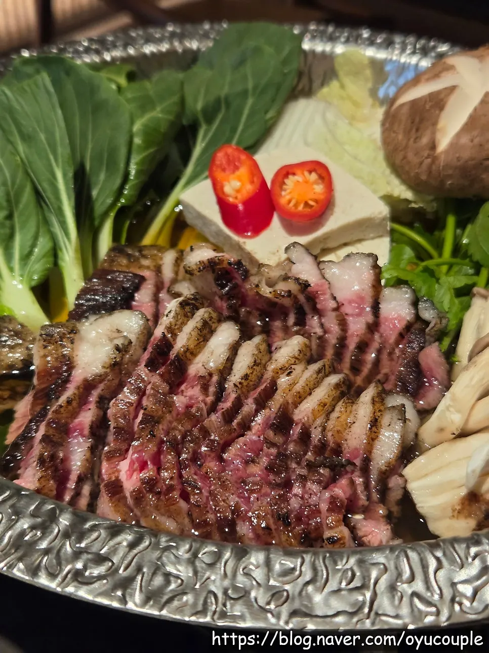 Hanwoo nabe at Manmok filled with beef brisket and vegetables