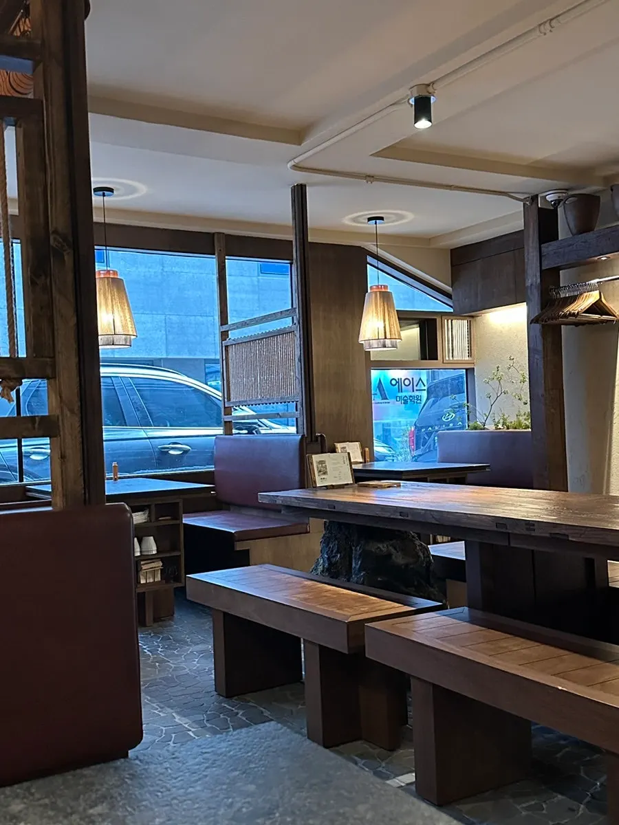 Interior tables and lighting inside Manmok
