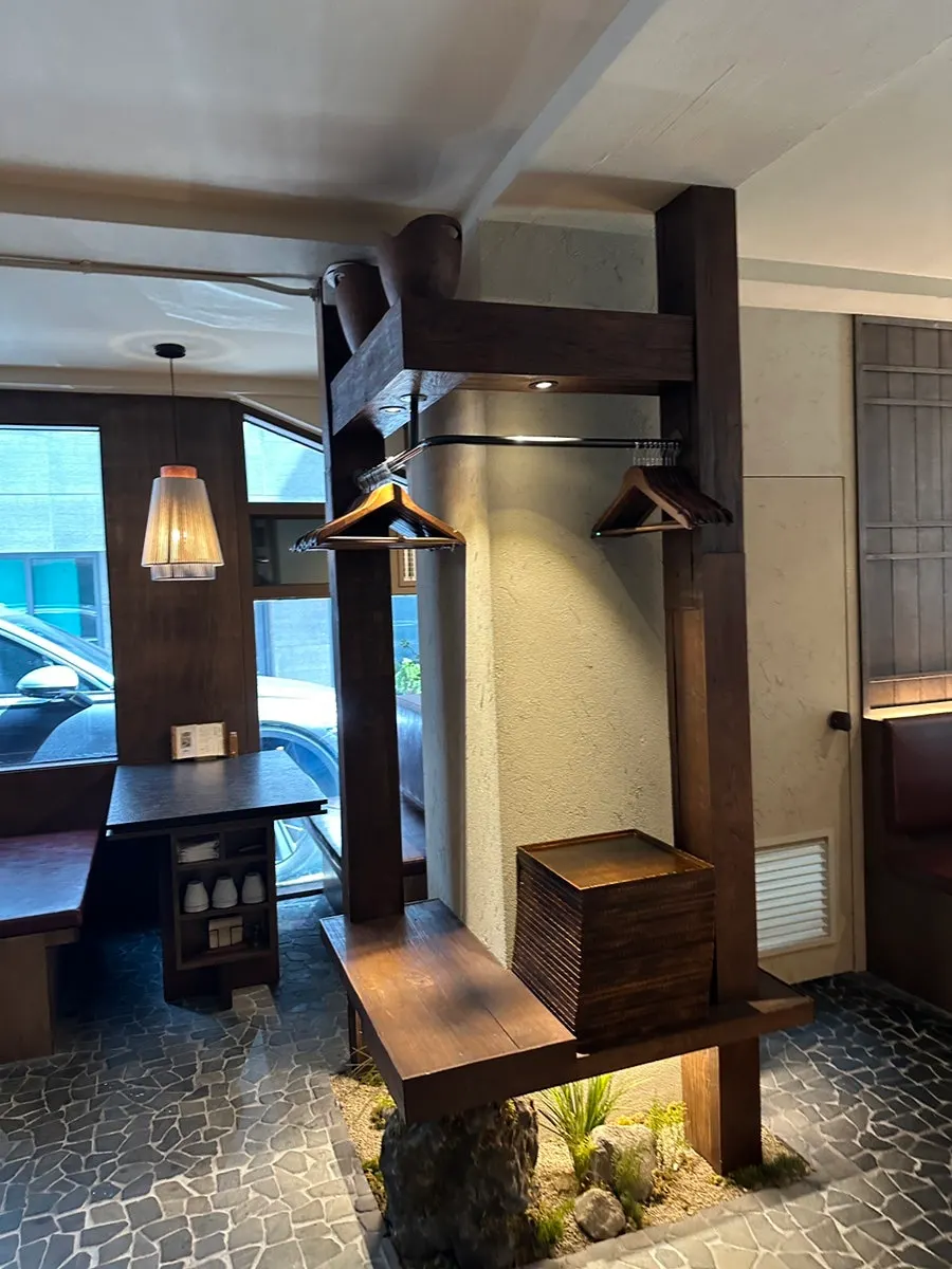 Seating arrangement in the main hall at Manmok