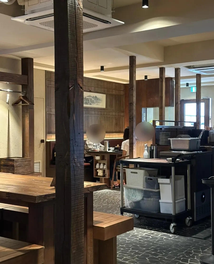A corner of Manmok comfortable for solo dining