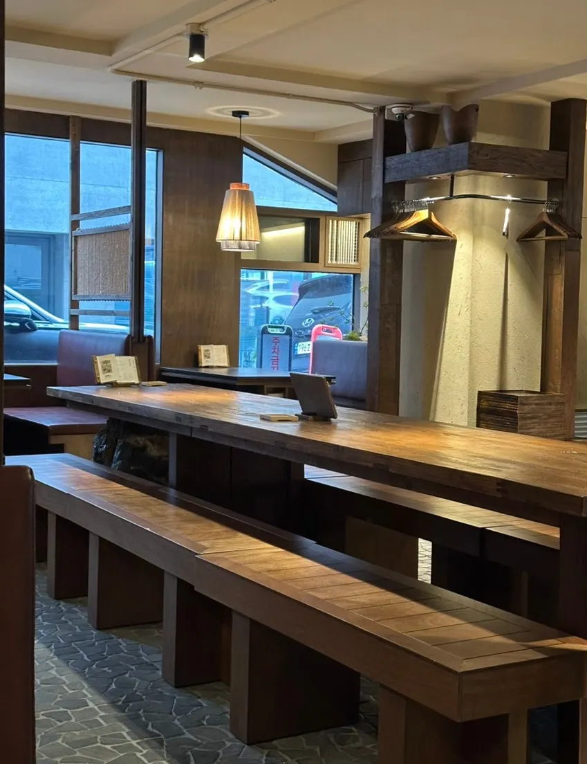 Calm interior atmosphere at Manmok near Seonleung Station