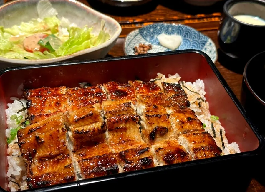 Manmok's eel rice bowl lunch box with the lid opened