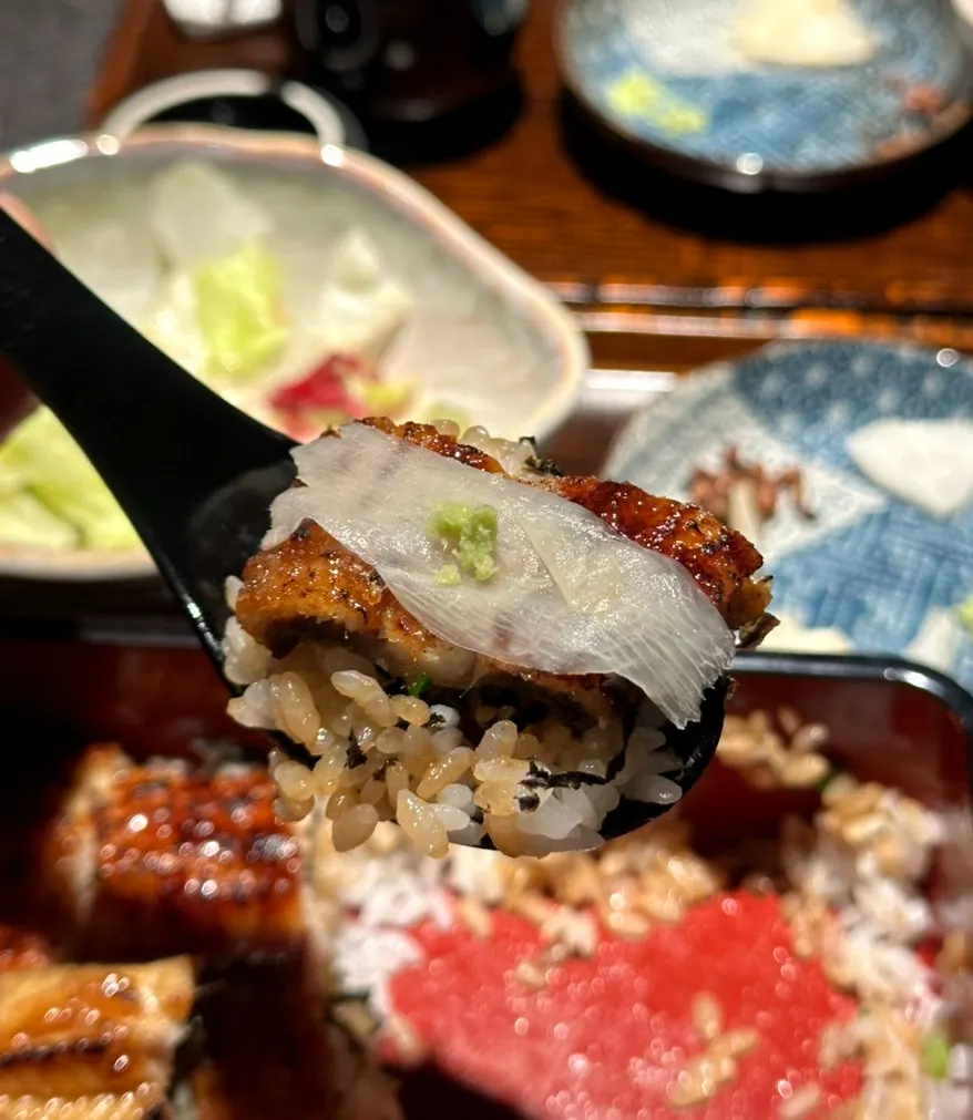 Cross-section of the sauce-coated eel rice bowl