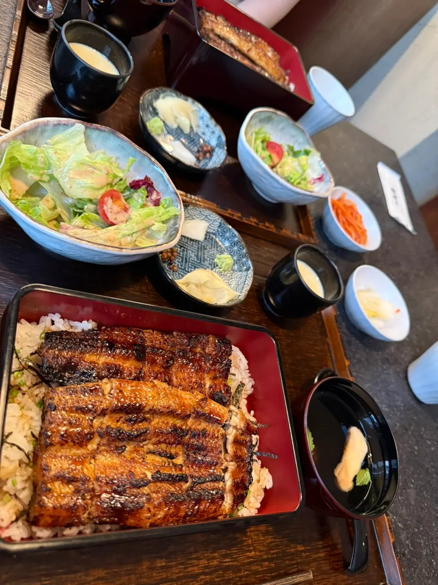 Vertical photo of Manmok's eel rice bowl