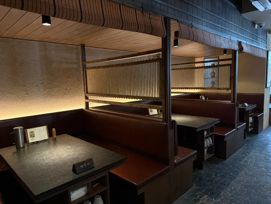 Manmok's inner seating for four or more people