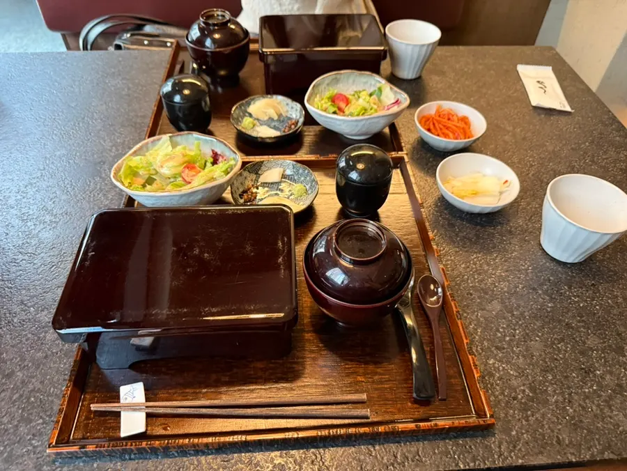 Full-course table setting for Manmok's whole eel rice bowl