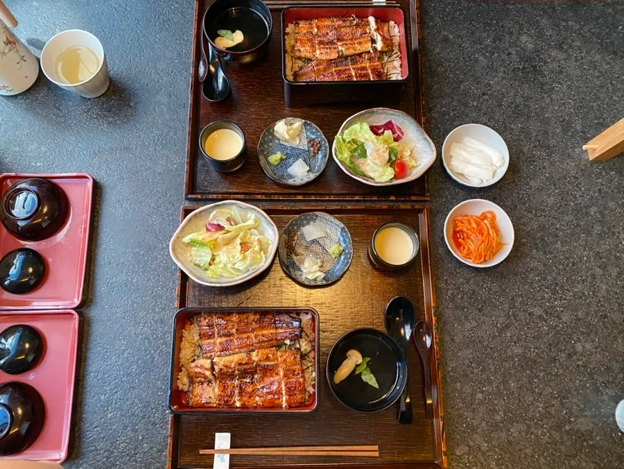 송이버섯 들어간 장국과 밑반찬