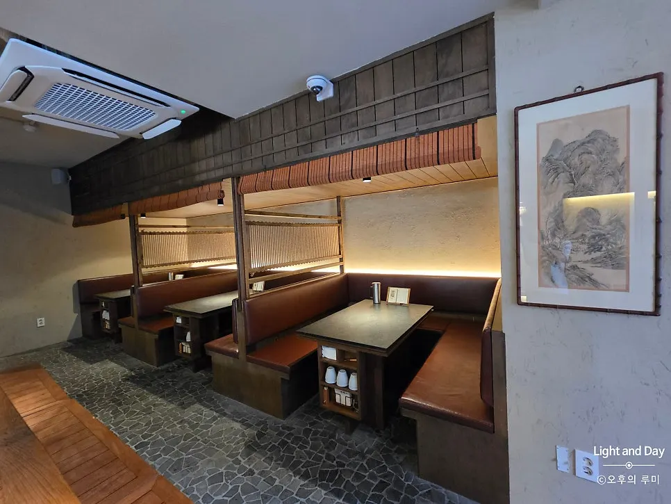 Manmok's dining space connected to the kitchen