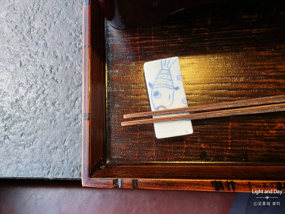 Fish-illustrated chopstick rest at Manmok