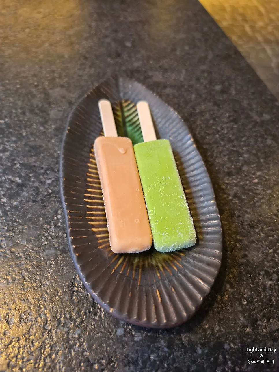 Black tea ice bar served after the meal at Manmok